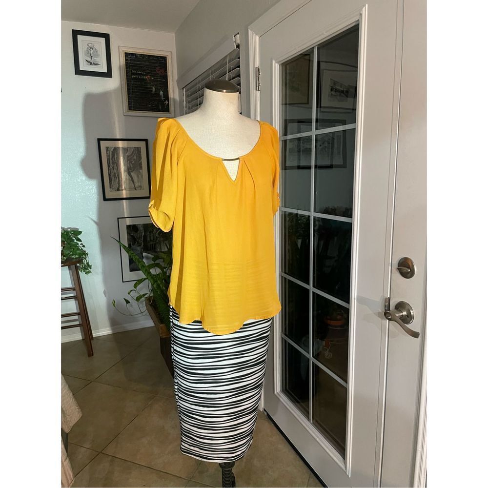 Blulemon yellow top neck line gold color bead trim sleeve ruffled Med